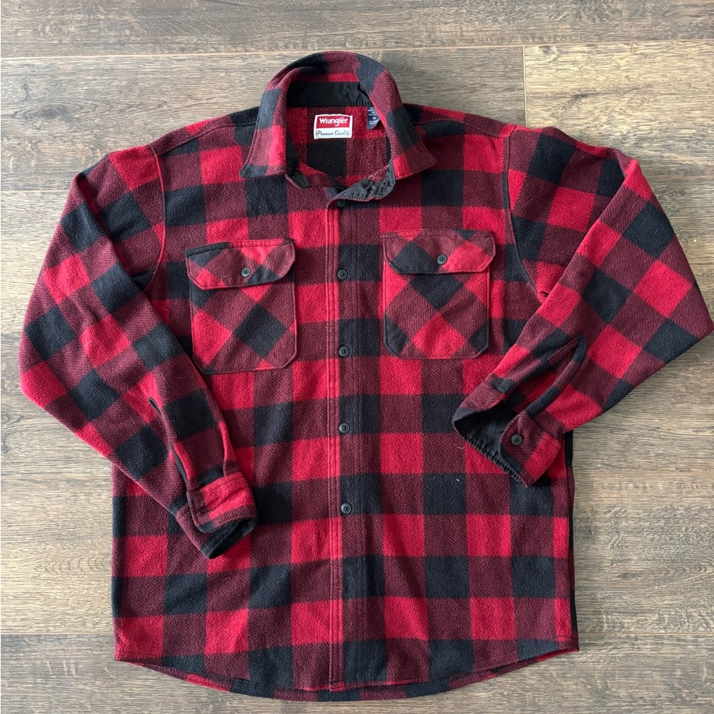 Wrangler Mens Size M Red and Black Buffalo Plaid Button up Long Sleeve
